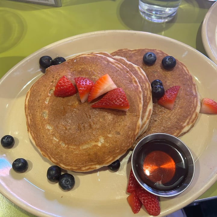 photo of Snooze an AM Eatery Vegan Banana Bliss Pancakes shared by @calista on  01 Apr 2025 - review