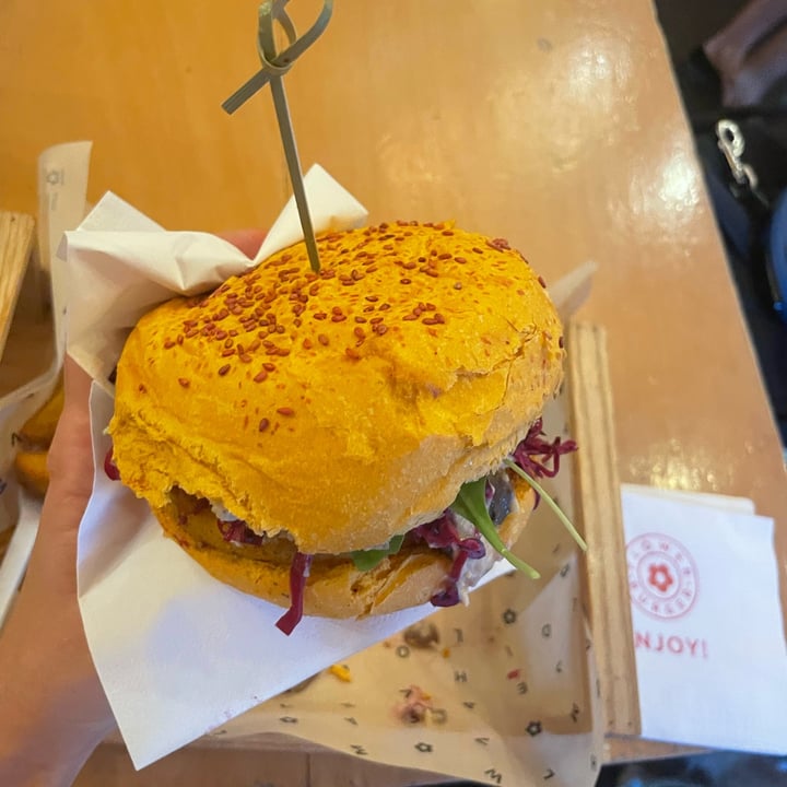 photo of Flower Burger Botanical Burger shared by @cinziagilmore on  15 Sep 2023 - review