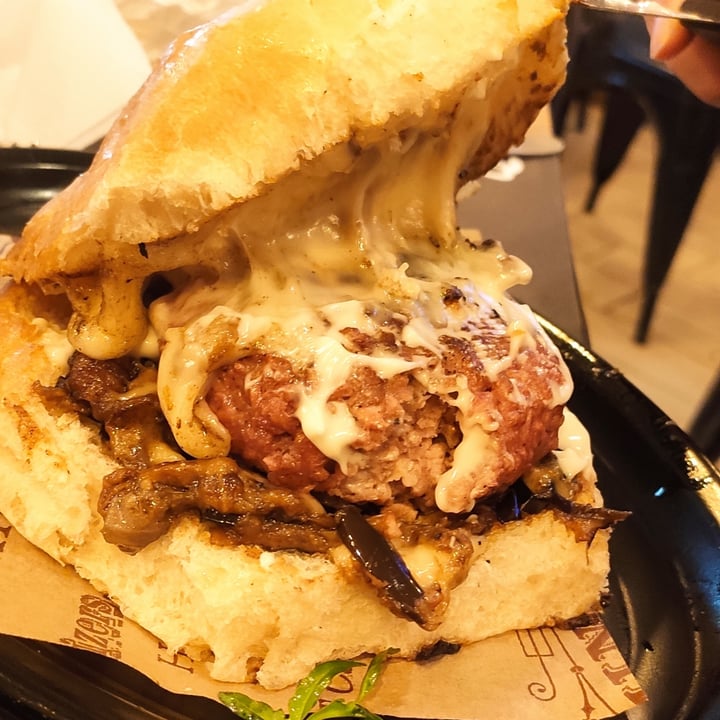 photo of Bomber Food Pub panino con burger shared by @claudiasquillante on  25 Apr 2024 - review