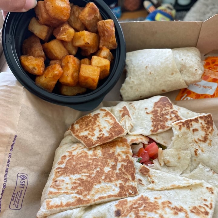 photo of Taco Bell Crunch wrap supreme shared by @sarahthebrat on  17 Nov 2024 - review