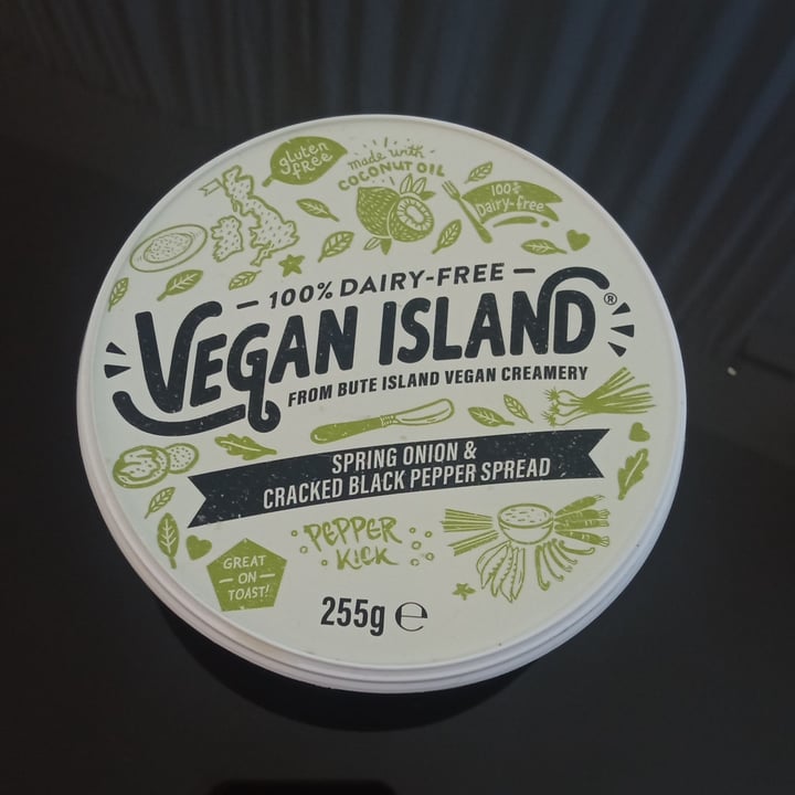 photo of Vegan Island Spring onion & cracked black pepper spread shared by @rosso-di-sara on  27 Jun 2024 - review