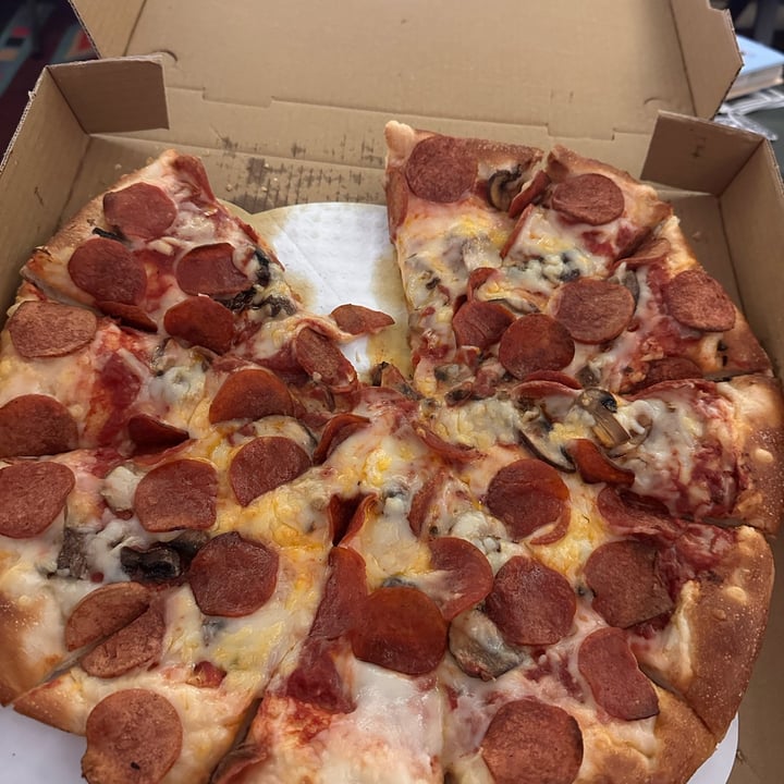 photo of Park Street Pizza North Canton Vegan cheese, Pepperoni, and mushroom Pizza shared by @fabulousrabbit35 on  15 Feb 2025 - review