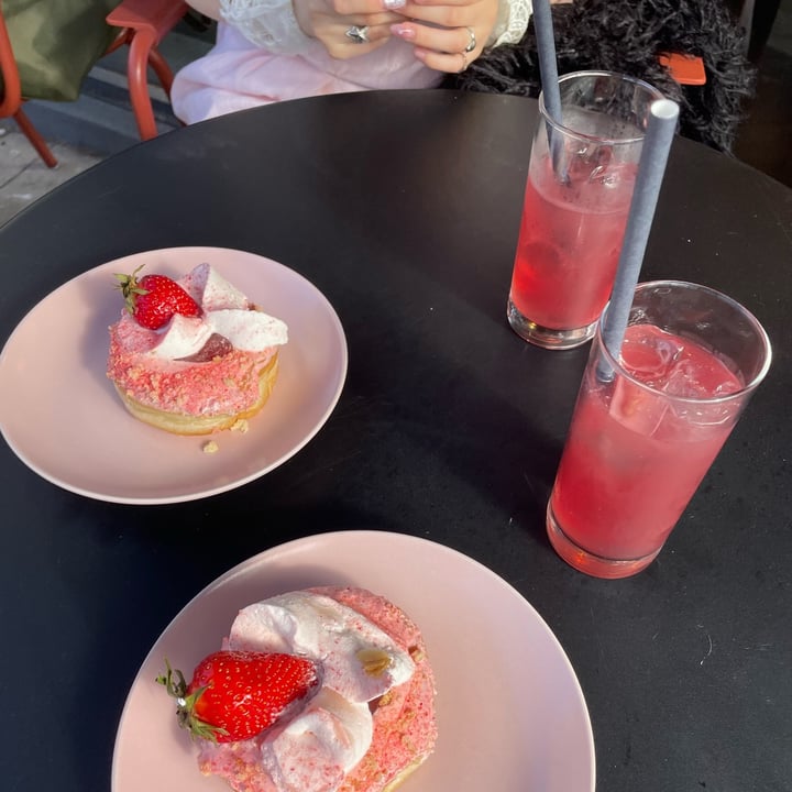 photo of Brammibal's Donuts Strawberry Cream Cake shared by @gruenepaprika on  27 May 2024 - review