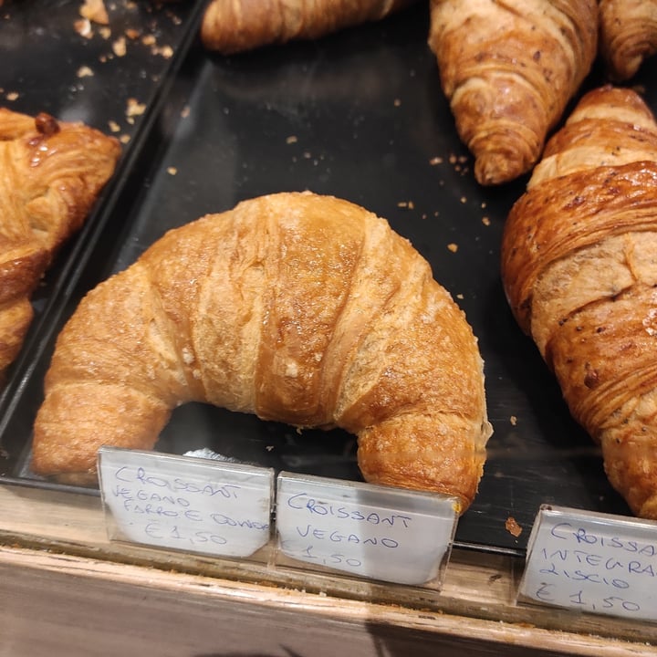 photo of Vergani Croissant Vegano shared by @niklabelloli1 on  30 Dec 2023 - review