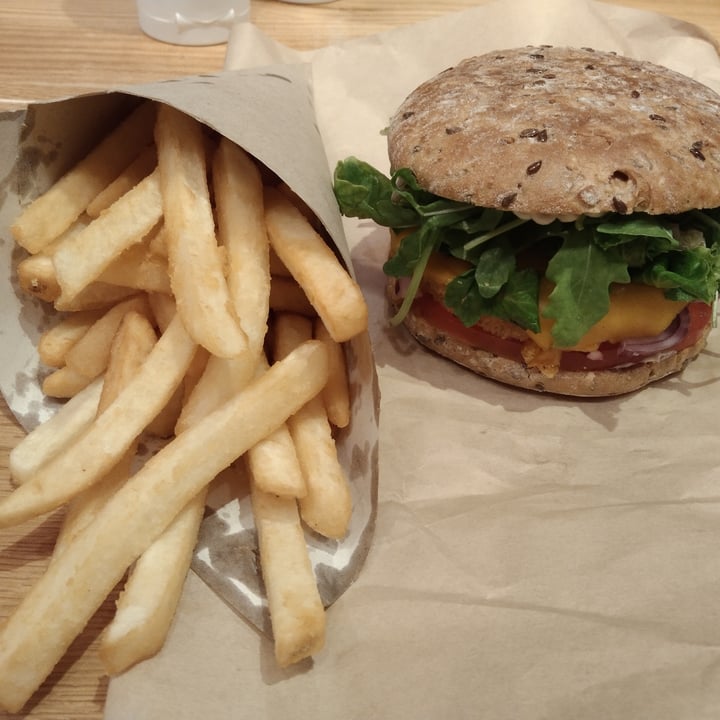 photo of Super Vegan Chickn burger shared by @marcbanzai on  22 Oct 2023 - review