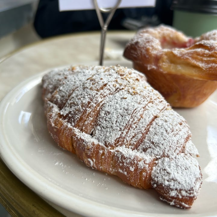 photo of FREA Bakery croissant hazelnut shared by @ilovegoats on  16 Sep 2025 - review