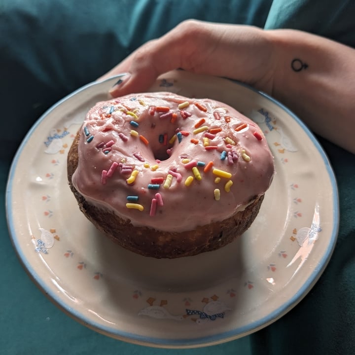 photo of Prairie Vegan Pies Strawberry Lemonade Donut shared by @ghundley on  03 Oct 2023 - review