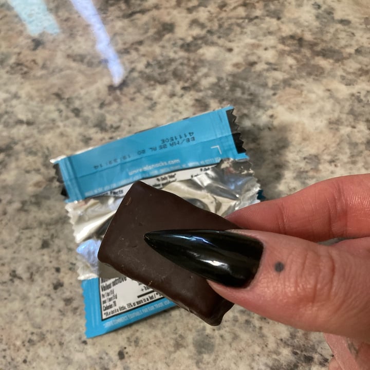 photo of UNREAL Dark chocolate coconut minis shared by @shlumpadinka on  10 Jun 2024 - review