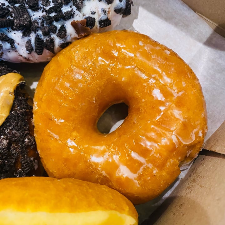photo of Voodoo Doughnut - Broadway Raised Glazed shared by @curvycarbivore on  17 May 2024 - review