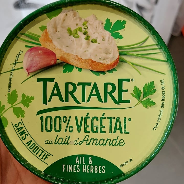photo of Tartare 100% végétal au lait d'amande ail et fines herbes shared by @lucthelucky on  13 Feb 2024 - review