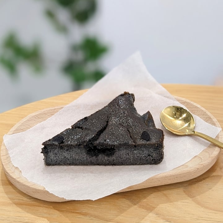 photo of Lilac Oak Flourless Black Sesame Fudge Cake shared by @xinru-t on  21 Apr 2024 - review