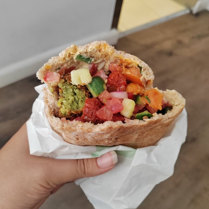 photo of Maoz Vegetarian Falafel Sandwich shared by @elevegansoul on  22 Aug 2023 - review