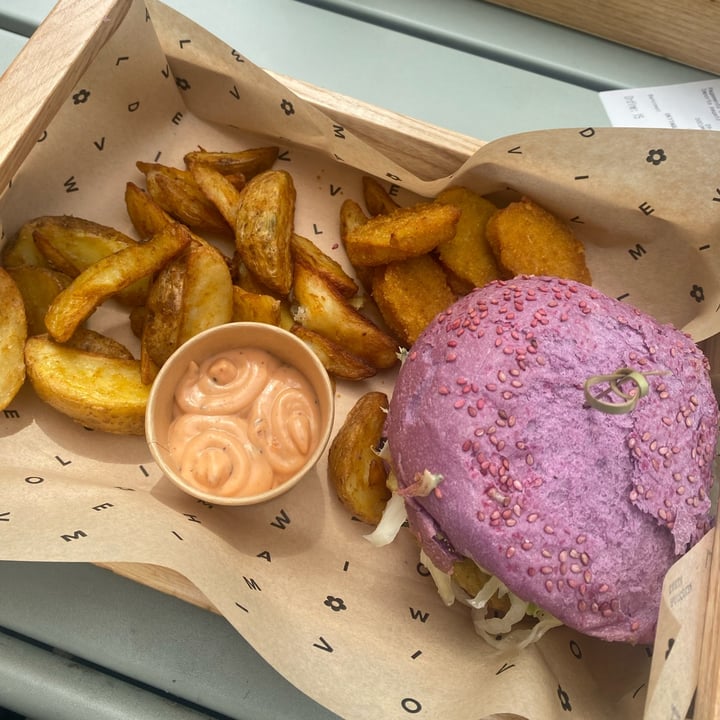 photo of Flower Burger Bloom Burger shared by @gretademarchi on  01 May 2024 - review