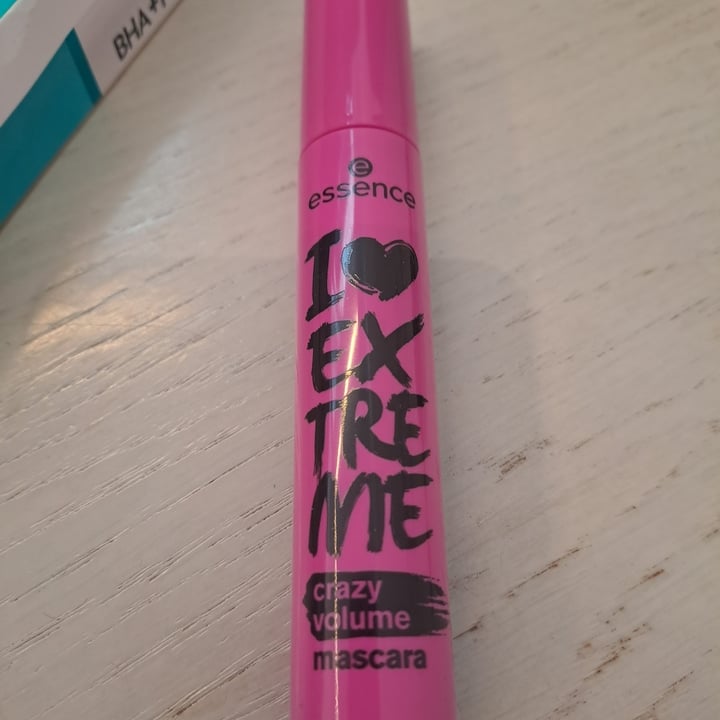 photo of Essence  I 🖤 Extreme - Crazy Volume Mascara shared by @acilegna on  03 May 2024 - review
