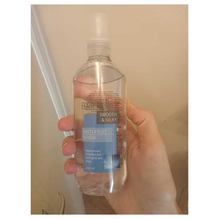 photo of Clicks health and beauty Hair Rescue Smooth & Silky Anti-Frizz Spray shared by @zoezurnamer on  12 Apr 2024 - review