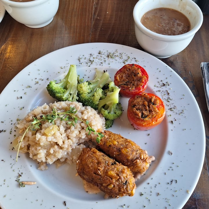 photo of Restaurante Vegetariano Nataraj Risoto de pera, feijão carioca, brócolis xom palmito e champinhong, croquete de milho ao patê de pimentão, tomate recheado com proteína de soja. shared by @liriosterapias on  16 Sep 2023 - review