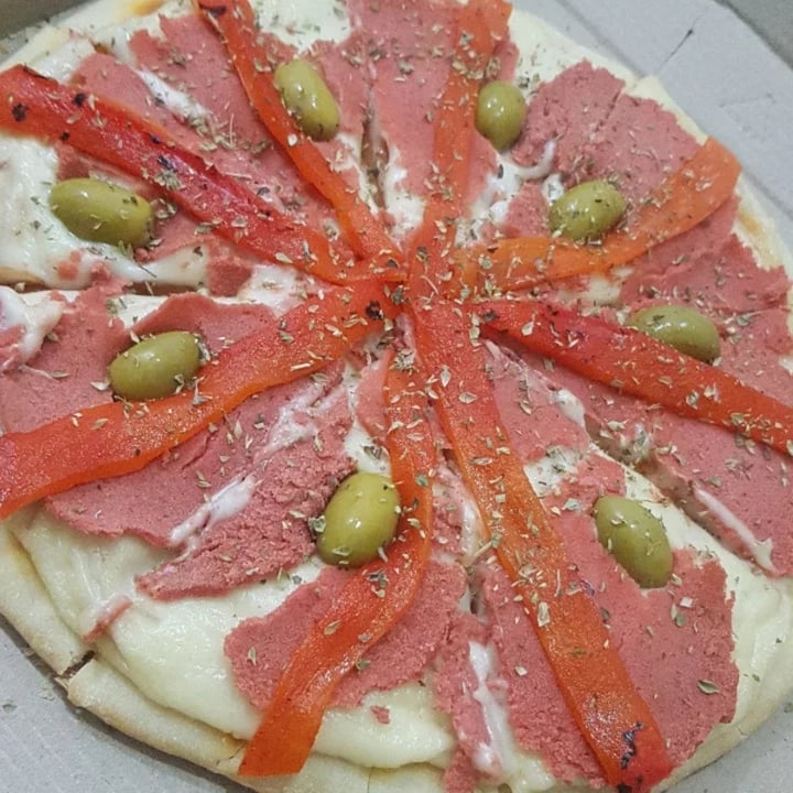 photo of Ola vegana Pizza De Jamon Y Morrón shared by @candelaveg14 on  28 Aug 2023 - review