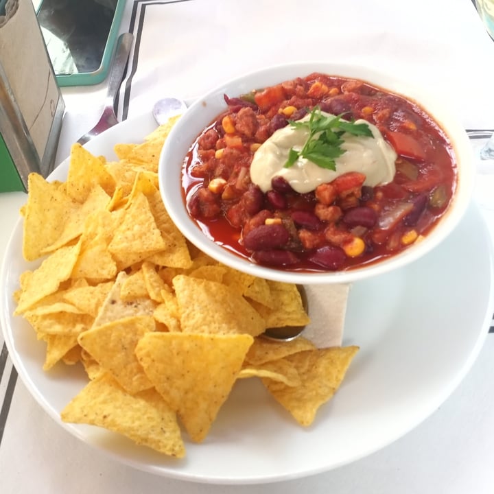 photo of Café Madrigal Chili sin Carne con nachos y mayonesa de aguacte shared by @titoherbito on  29 Oct 2023 - review