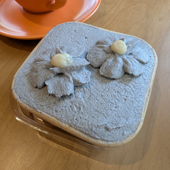 photo of Radeau Black Sesame Yuzu Cake shared by @shanna on  17 Sep 2025 - review
