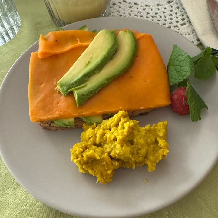 photo of Rosebymary Avocado toast con salmone affumicato vegano e tofu strapazzato shared by @silvycindy on  12 Aug 2025 - review