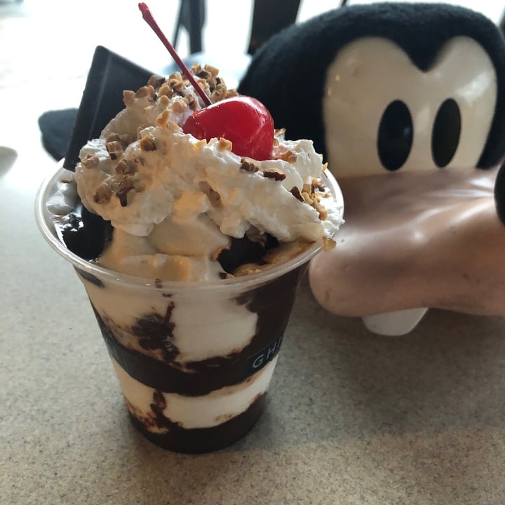 photo of Ghirardelli Soda Fountain and Chocolate Shop Non dairy Hot Fudge Sundae shared by @trentmorton on  04 Nov 2023 - review