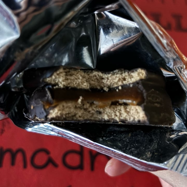 photo of Animal kind Alfajor de choloate semiamargo con dulce de leche shared by @buenosairesvegano on  23 Oct 2024 - review