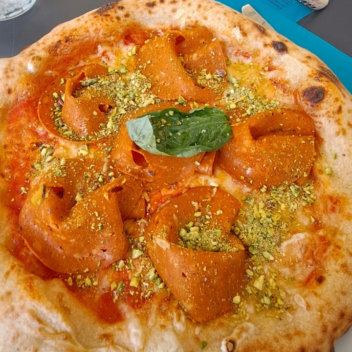 photo of Bastione & Costanza Pizza mortadella vegana shared by @camyveg on  29 May 2025 - review