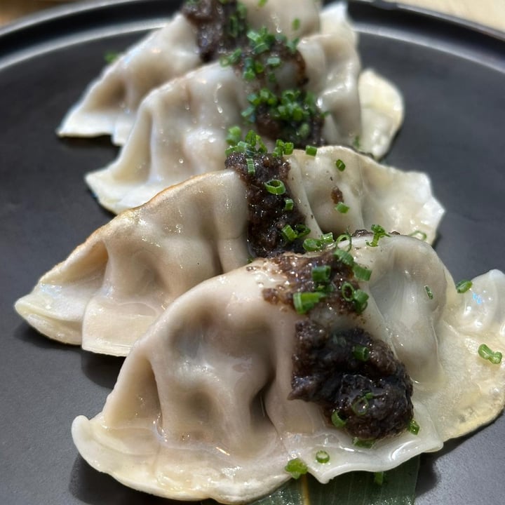 photo of The Vegan Roll Gyozas setas y trufa negra shared by @consuscosas on  17 Nov 2024 - review