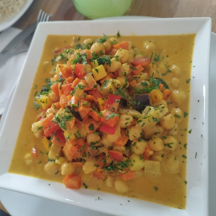 photo of Restaurante Shambalá Curry Meloso De Garbanzos shared by @veganintheworld on  12 May 2024 - review