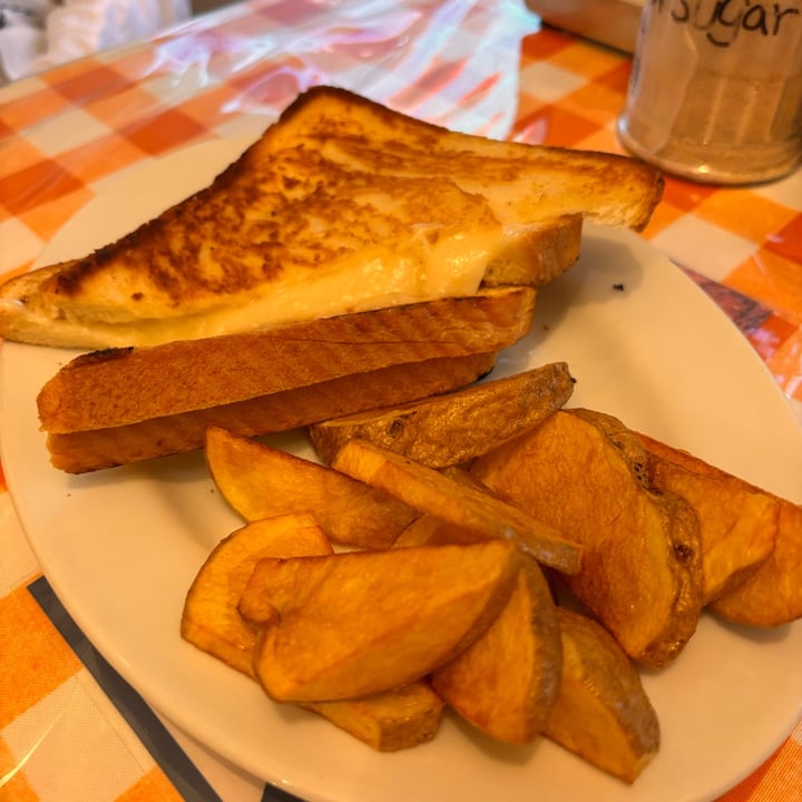 photo of News Cafe Grilled Cheese shared by @rivegan12 on  22 Mar 2025 - review
