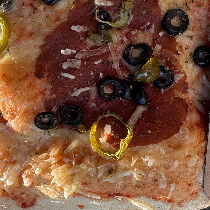 photo of Giova Pizza de vegalomo, aceitunas y jalapeños shared by @helenrmc on  11 Oct 2025 - review