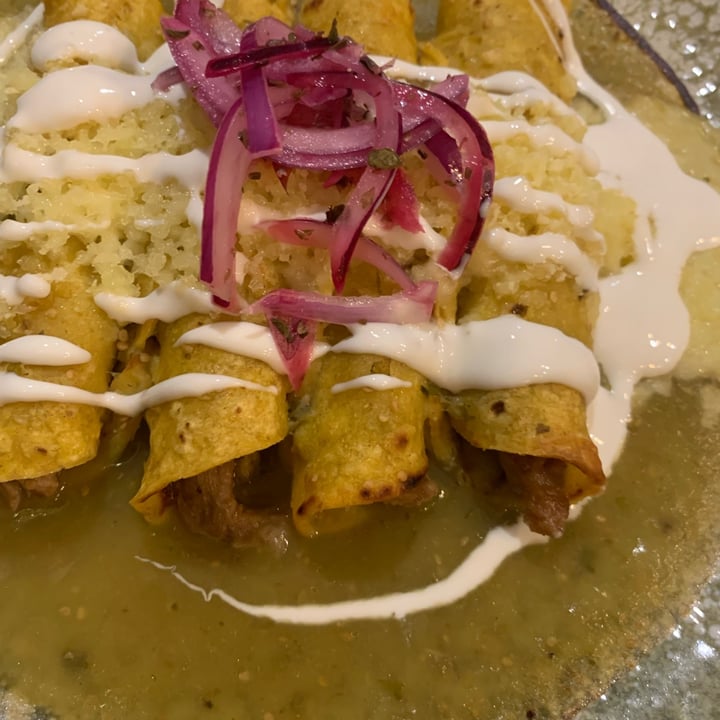 photo of La Doña Gastronomía Mexicana enchiladas shared by @nrabaneda on  14 Jun 2025 - review