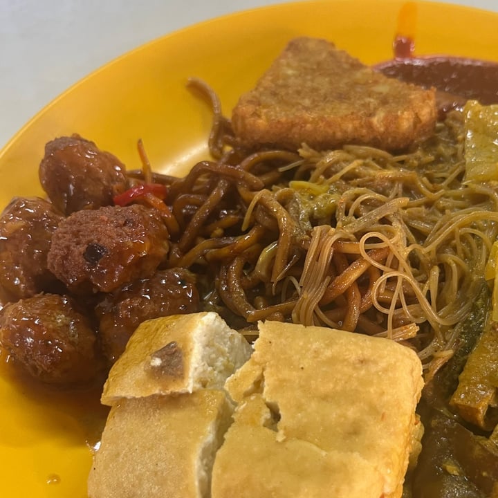 photo of Divine Vegetarian Family Restaurant Fried Noodle shared by @soy-orbison on  22 Feb 2024 - review
