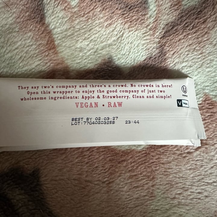 photo of Trader Joe's Apple + Strawberry Fruit Bar shared by @crazeedeysi on  21 Jun 2025 - review