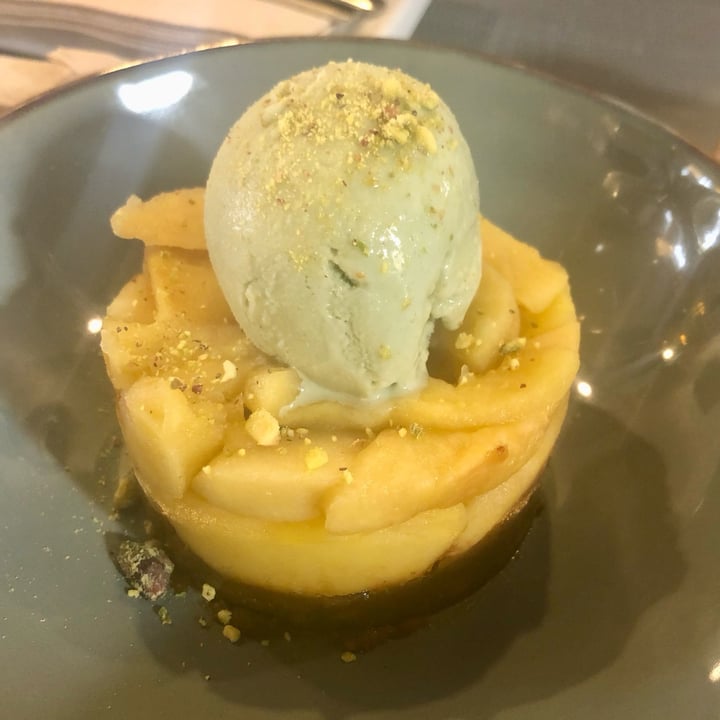 photo of Restaurante Copenhagen Tataki de manzana asada con compota sin azúcar de higos y nueces y helado de canela shared by @juniza13 on  02 May 2024 - review