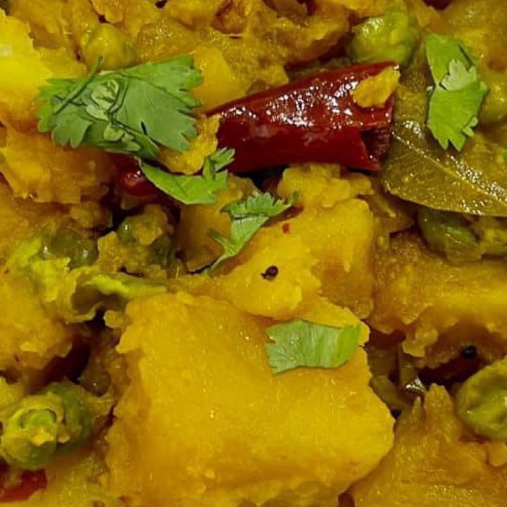 photo of Spice Kitchen Peas And Potato Curry shared by @globalvegan on  09 Mar 2024 - review