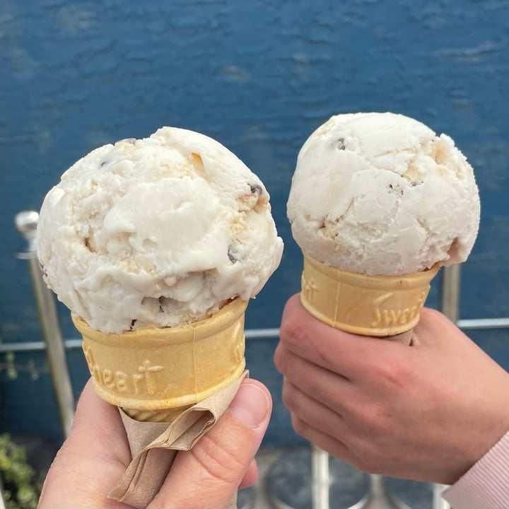 photo of Dug & Betty's Ice Creamery / Crèmerie de Glace Chocolate Chip Cookie Dough Ice Cream cone shared by @smsilly on  25 Aug 2023 - review