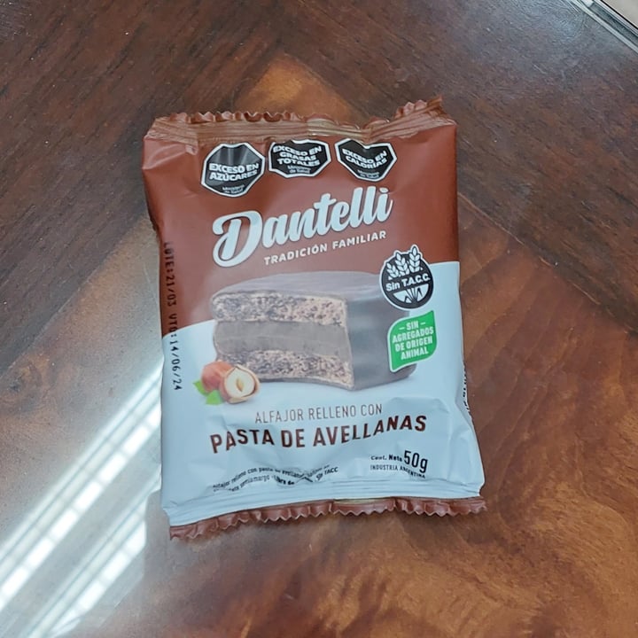 photo of dantelli Alfajor de chocolate relleno con pasta de Avellanas shared by @prilaveglia on  09 Apr 2024 - review