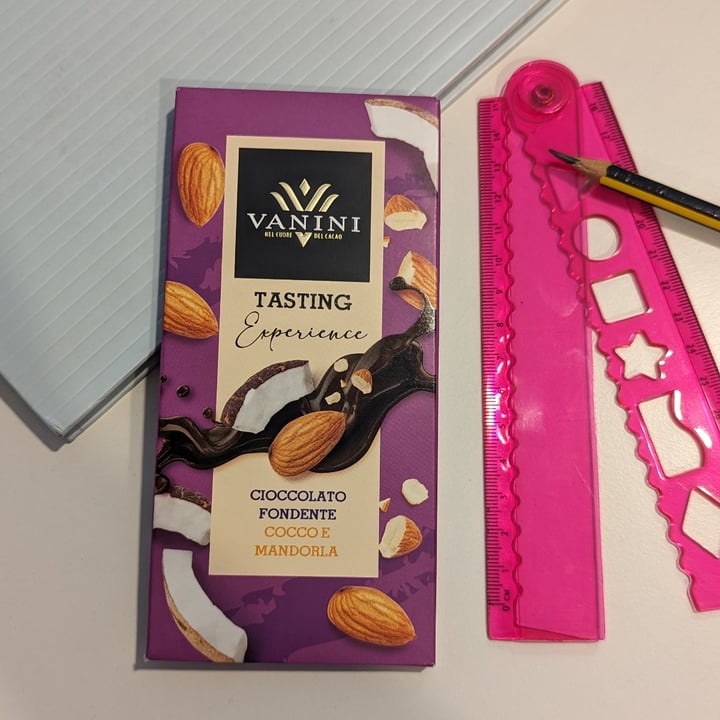 photo of Vanini Cioccolato fondente cocco e mandorla shared by @serenasofia on  19 Mar 2024 - review