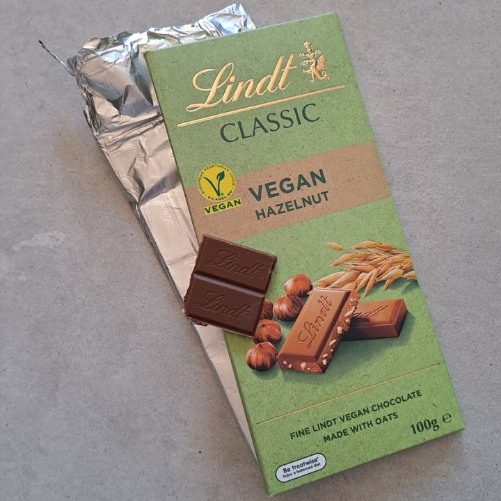 photo of Lindt Classic Recipe Vegan Hazelnut (Receta Original Avellanas) shared by @michaelastasia on  29 Oct 2023 - review