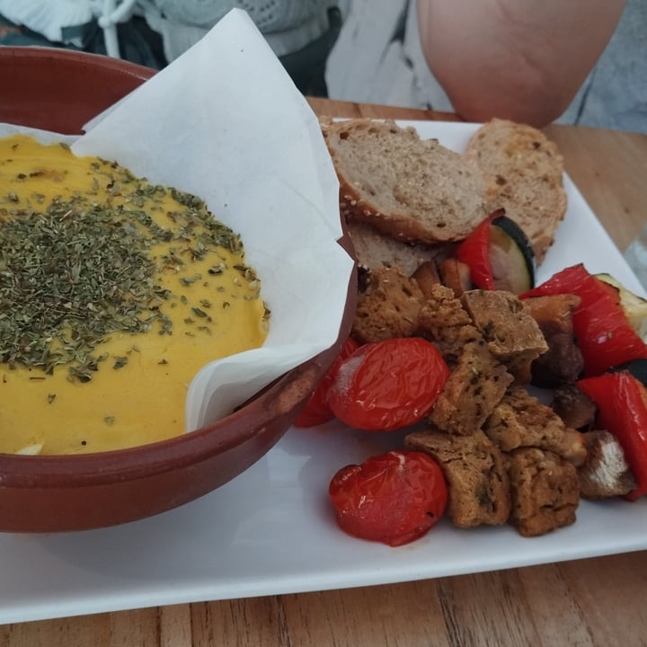 photo of Restaurante Alive Vegan cheese fondue shared by @rosaliab on  09 Aug 2025 - review