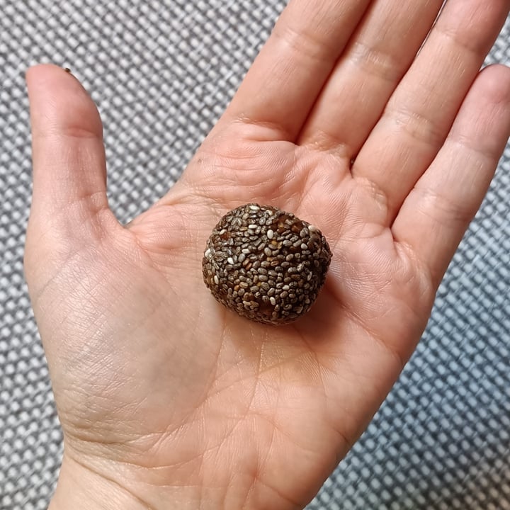 photo of Vemondo praline fichi, noci e semi di chia shared by @valeriedarkblue on  25 Jul 2024 - review
