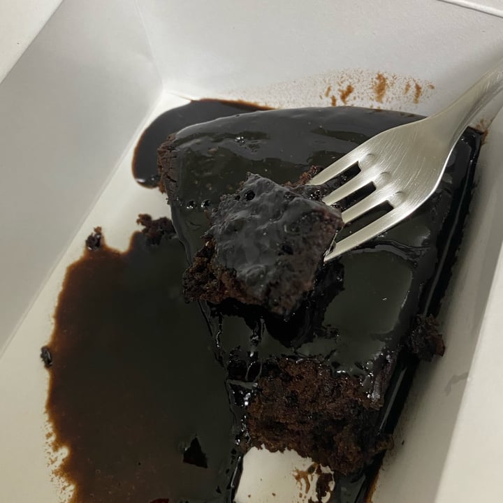 photo of Açougue Vegano Brownie with chocolate sauce shared by @aldalima on  14 Apr 2025 - review
