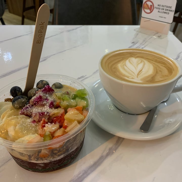 photo of The Oatberry Cafe Rainbow Açai Bowl & Cafe Latte shared by @optimisticoiseau on  30 Dec 2023 - review