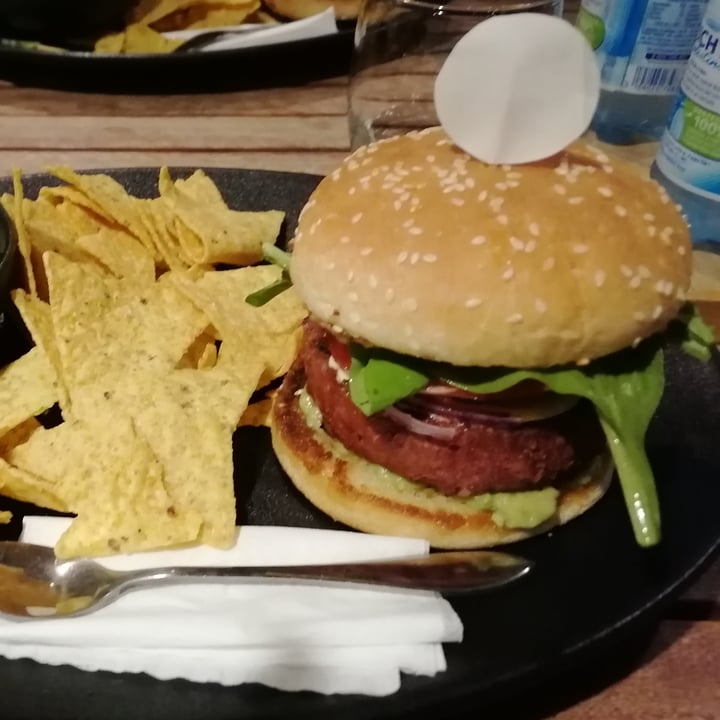 photo of Carob Hostel American burger shared by @angieliberatutti on  30 Nov 2023 - review