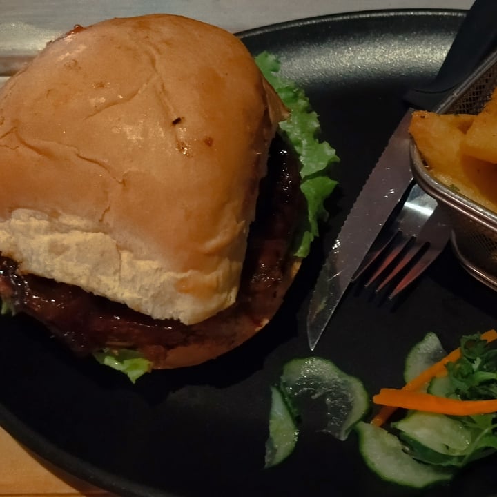 photo of Brewhaha Craft Beer Vegan burger shared by @eat-plants on  26 Jan 2024 - review