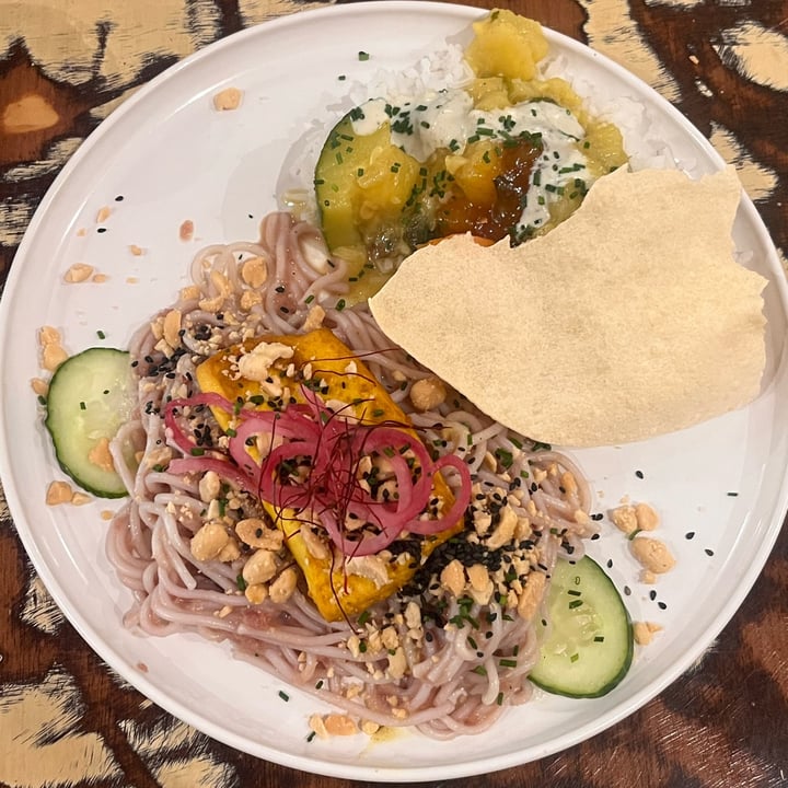 photo of La Mujer de Verde - Restaurante vegano y vegetariano Mezze Platter shared by @theveggienotebook on  31 Jul 2025 - review