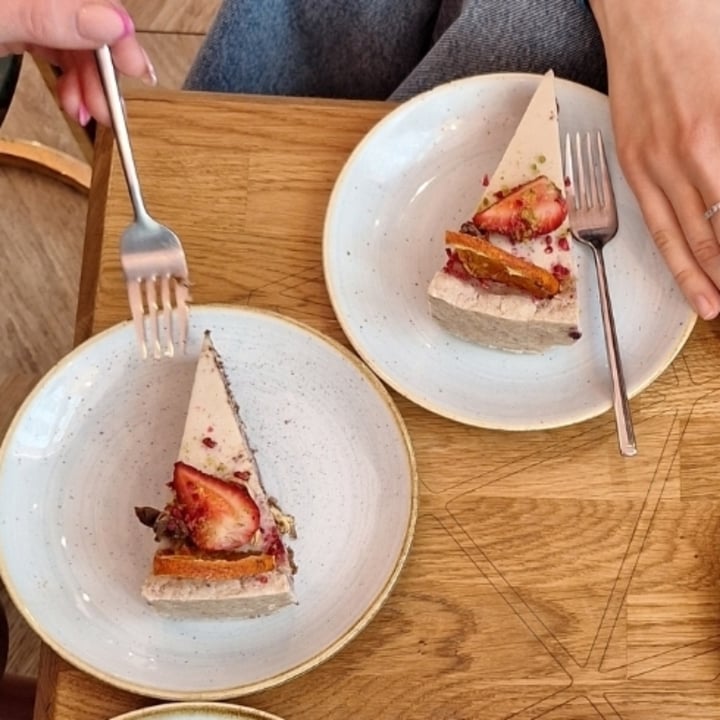 photo of White Bear Coffee Łódź Vegan Cake shared by @fra102030 on  28 Apr 2025 - review