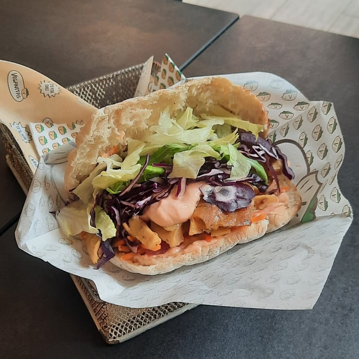 photo of Veganitas Plant-chicken pita shared by @saramanzana on  08 Dec 2024 - review