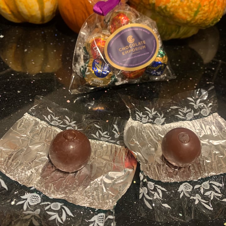 photo of Lindt Lindor Oatmilk Chocolate Truffles shared by @beckyallott on  11 Nov 2023 - review